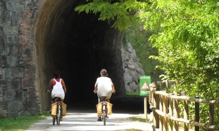 CEA Alt Ter proposa una excursió amb burricletes descobrint els valors naturals i històric al voltant de la Ruta del Ferro, al Ripollès (imatge: arrelia.cat)