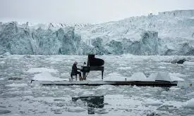 Les impactants imatges del pianista Ludovico Einaudi entre el gel (imatge: greenpeace.org) 