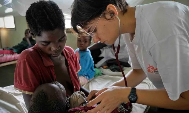 Una doctora de Metges sense Fronteres atenen a una nena. (Font: Robin Meldrum)