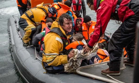 Una embarcació amb refugiats arriba a les costes europees. (Font: Metges Sense Fronteres)