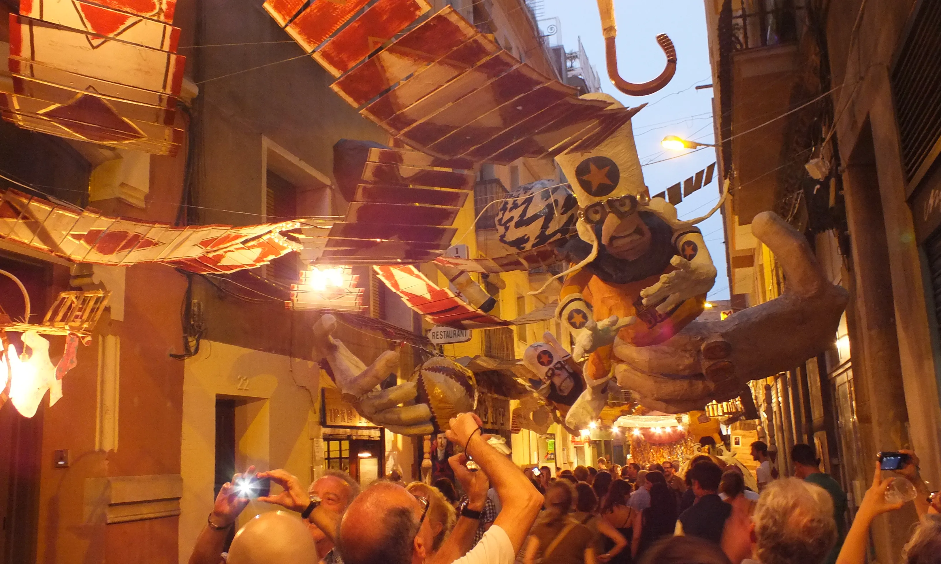 Carrer guarnit de les Festes Majors de Gràcia (Font: flickr.com)