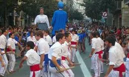 Cercavila d'inici de la Festa Major de Gràcia amb l'actuació dels bastoners de Gràcia (Font: flickr.com)