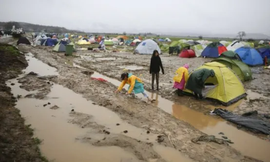 Persones desplaçades atrapades a un camp per a refugiats. Font: Anticapitalistes