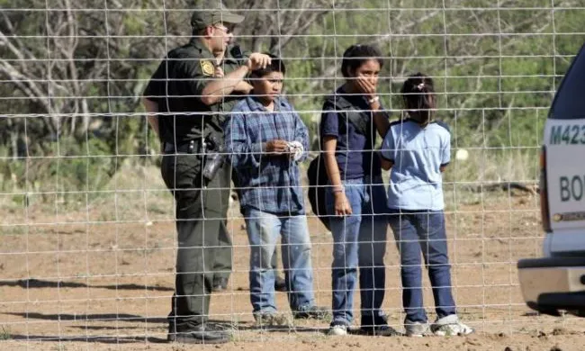 Imatges d'infants a la frontera.  Font: diversitatonline.org