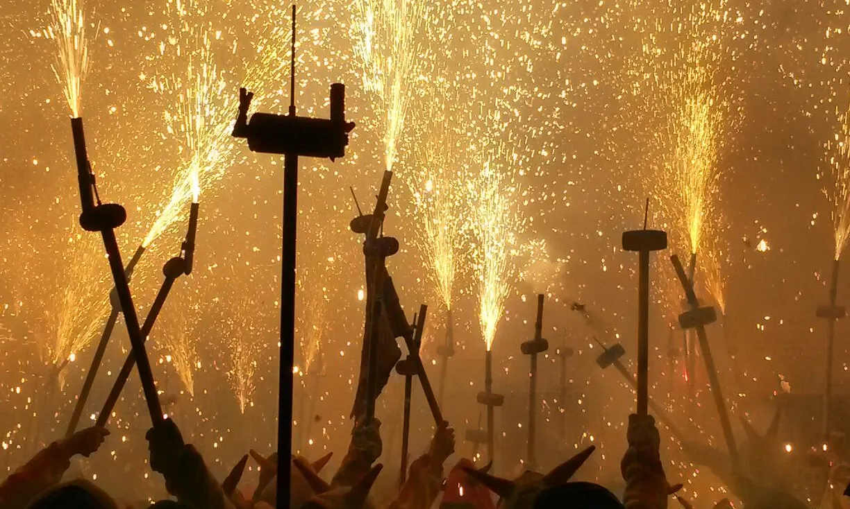 L'Escapada a Negra Nit és un dels correfocs més grans de Catalunya, agrupant 5 colles i fins a un públic de 3.000 a 8.000 persones (Font: Diablesses de Mataró) 