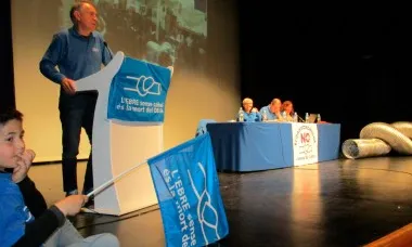 Manolo Tomàs, portaveu de la Plataforma en Defensa de l'Ebre, durant una assamblea (imatge: ebre.net)