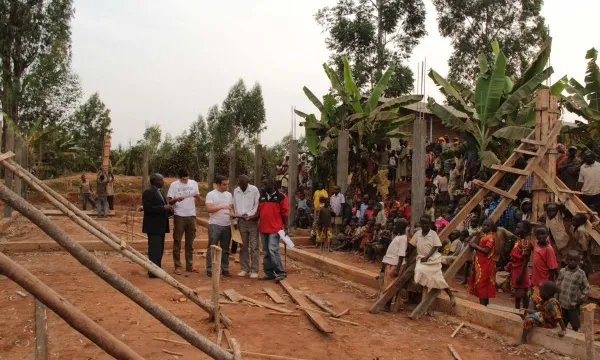 "Ampliación de l'escola de Ndava a Burundi", finalista a la II edició dels premis. Promogut per l'Associació Solidària Universitària, compta amb la col·laboració de voluntariat de diferents universitats de Madrid i de la Université Libre de Bruxelles. (Fo