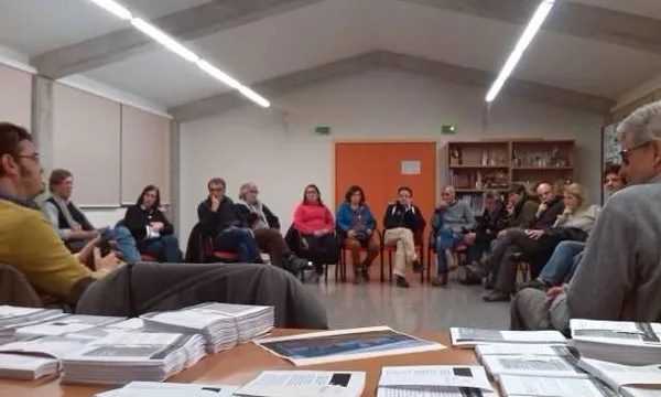 Una de les reunions de la Plataforma (imatge: http://iaeden.cat/salvemlempordadepurins/)