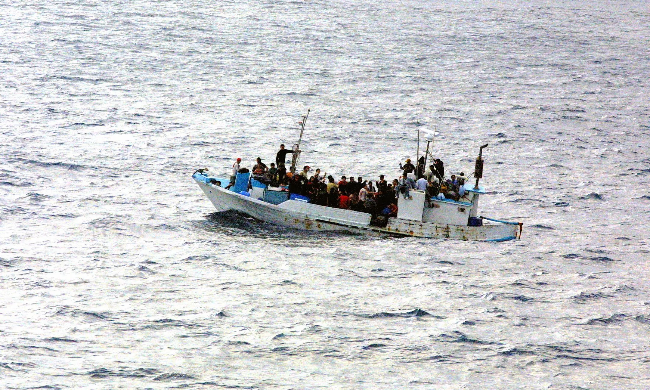 Embarcació de refugiats creuant el Mediterrani. Font: Wikipedia