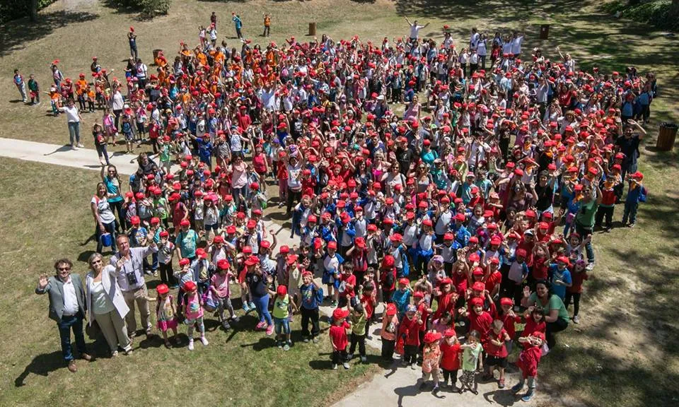 600 infants de les escoles de l'Alt Empordà van participar a l'anellament de polls de cigonya a Peralada (imatge: setmananatura.cat)