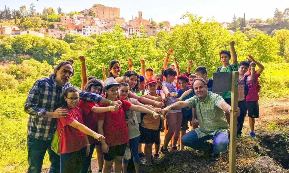 El grup de noi i noies que va recuperar una font a la Torre de Claramunt (imatge_setmananatura.cat)