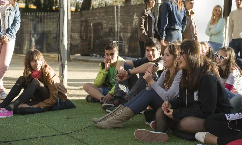Una assemblea formada per joves on intervé una noia (Font. CJB)