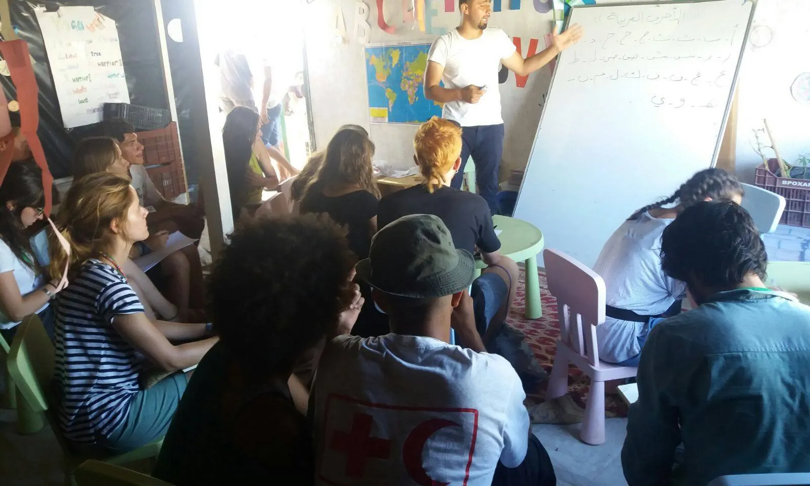 Classe d'àrab a l'Open Cultural Center, camp de refugiats de Cherso / Font: Acció Puça