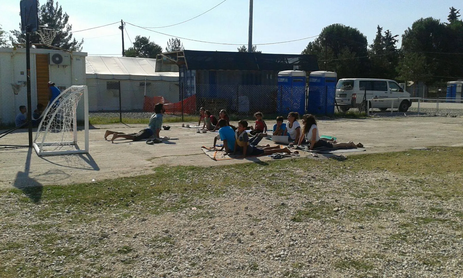 Classe de ioga al camp de refugiats de Cherso / Font: Acció Puça