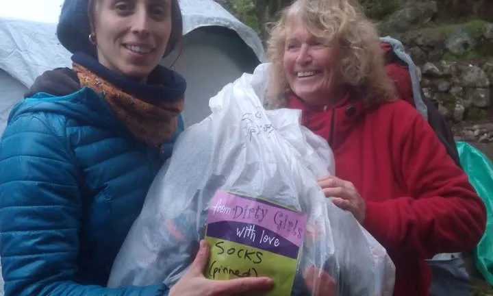 L'Olga Margalef amb l'Alison, de les Dirty Girls, a qui van fer arribar una donació de diners que havien recollit des de Barcelona. Els va fer arribar quilos de roba que s'havia pogut rentar per donar-la a persones refugiades (Font: OM)