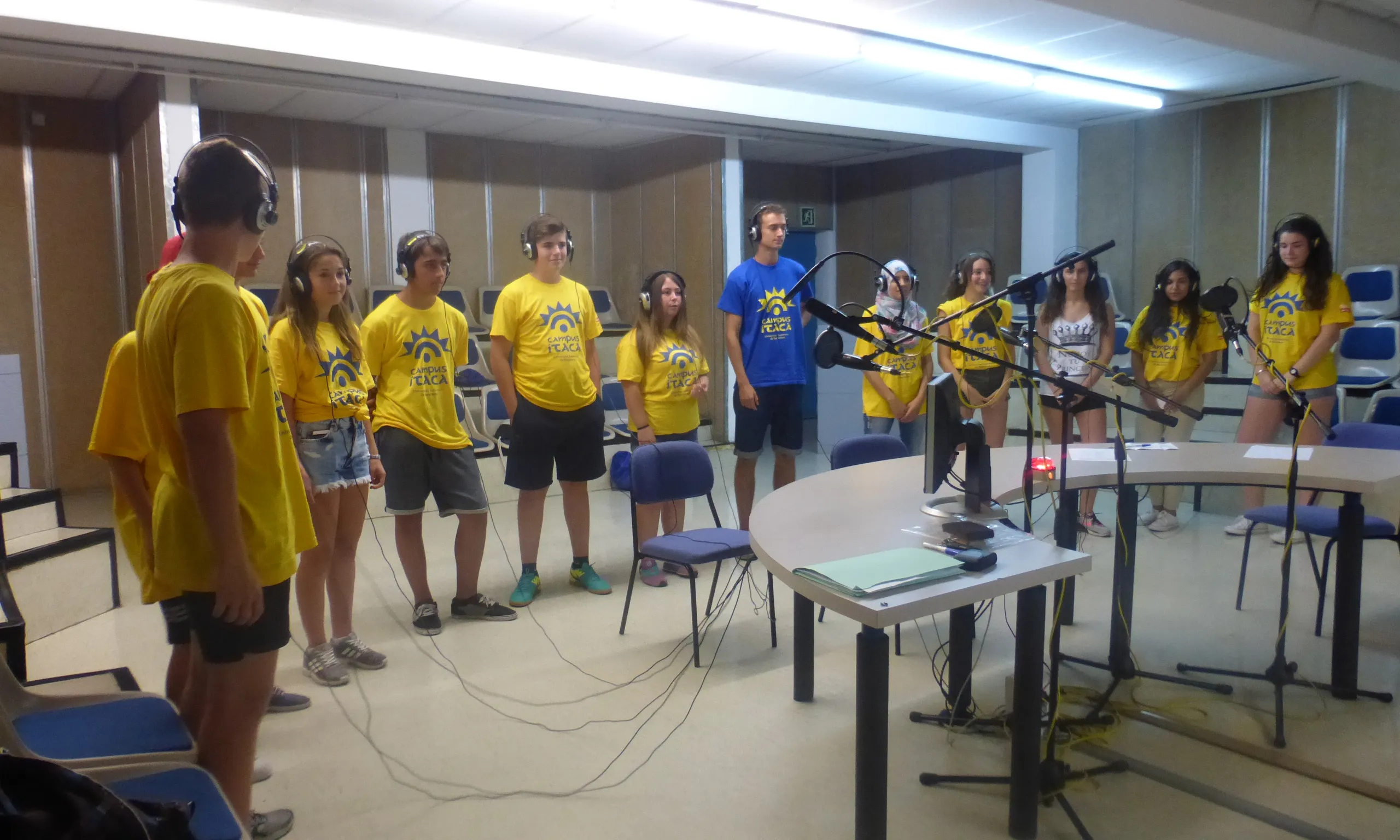 Un dels tallers de l'Ítaca, als estudis de ràdio de la Facultat d'Educació (Font: FAS)