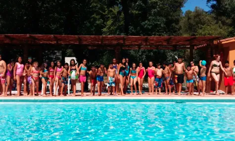Molts infants gaudeixen aquests dies de la natura, les excursions i els jocs de grup (Font: casaldelsinfants.org)