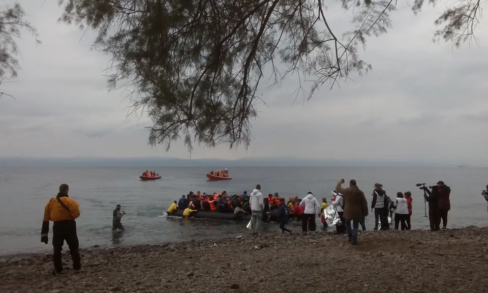 Arribada d'una pastera a la costa de Lesbos. Fins a 60 persones hi caben. Cadascun va pagar 1.000 dolars per creuar amb un motor insuficient i amb armilles falses (Font: Olga Margalef)