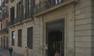Porta del Departament de Cultura, a la rambla de Santa Mònica