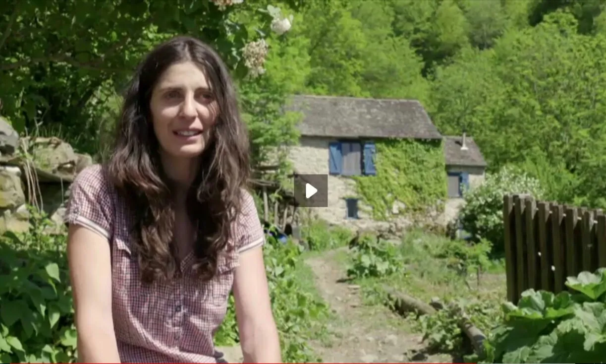 Vanesa Freixa i l'Associació Rurbans protagonitzen dos capítols de la sèrie "Viure als Pirineus" (imatge: fotograma de Viure als Pirineus, ccma.cat) 