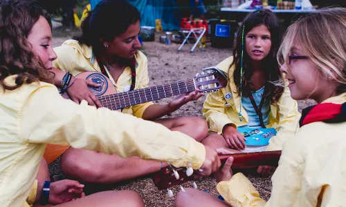 Posant música a l'acampada. Font: Minyons Escoltes i Guies de Catalunya