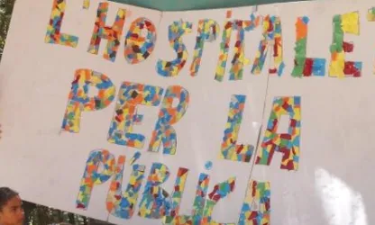 Nens i nenes amb una pancarta