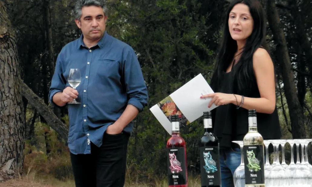 Toni Carulla de World Nature, i Mireia Tetas, de Bodegas Pinord, durant la presentació del vi (imatge: wnature.org)