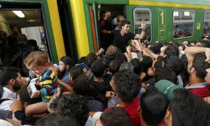 Grup de refugiats sirians intentant entrar a un tren per arribar al nord d'Europa (Font: flicrk.com)