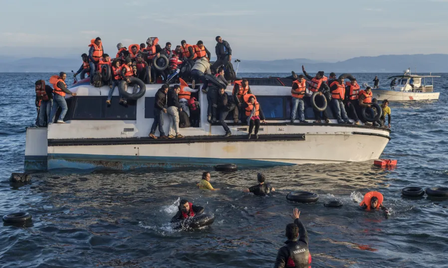 Evacuació de persones arribades a les costes de Lesbos / Font: Wikimedia