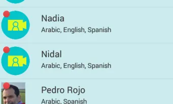 Les persones voluntàries s'ofereixen per fer traduccions. 