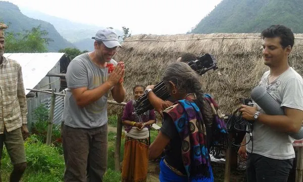 Miguel Ángel Tobías, director del documental, en un rodatge al Nepal. Font: Twitter