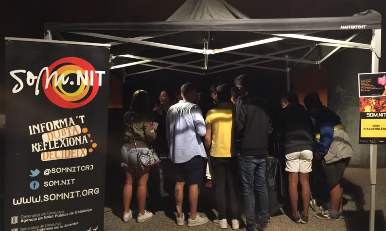 Un dels estands del projecte on els joves podien obtenir informació sobre l'efecte de les drogues (Font: @Somnitcrj)
