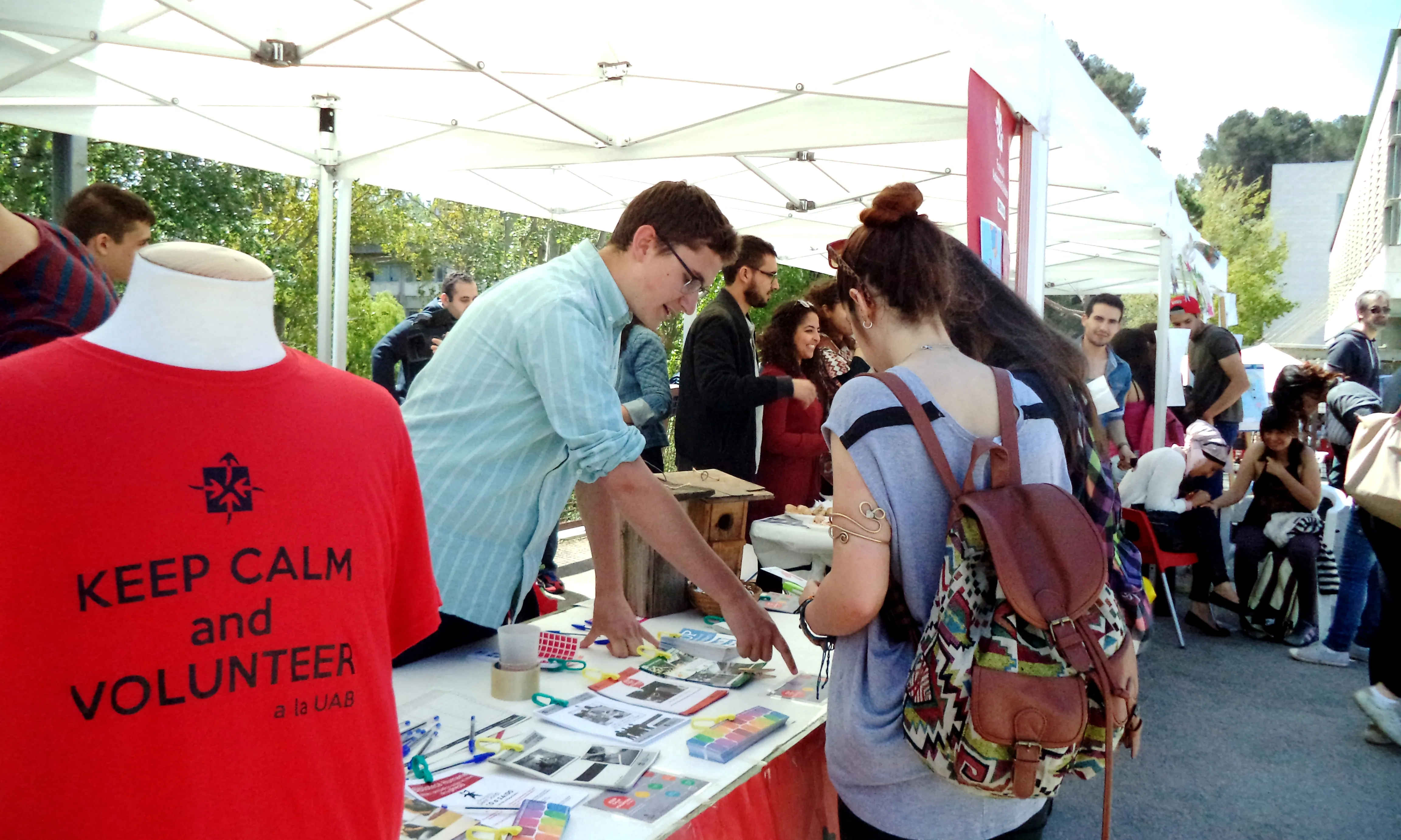 Estand informatiu de la FAS a la UAB per incentivar el voluntariat universitari (Font: FAS)