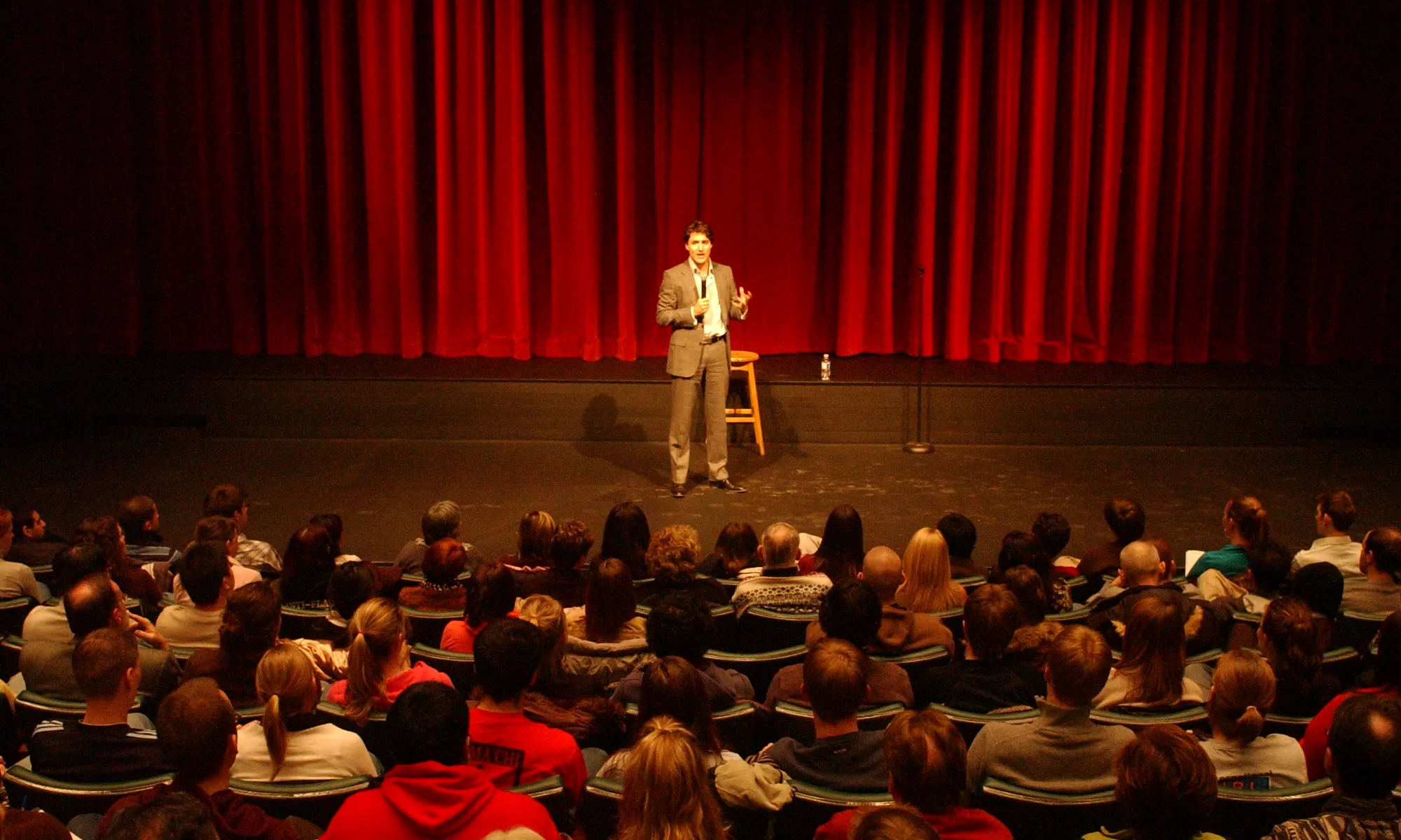 Monòleg a un teatre. Font: Wikimedia