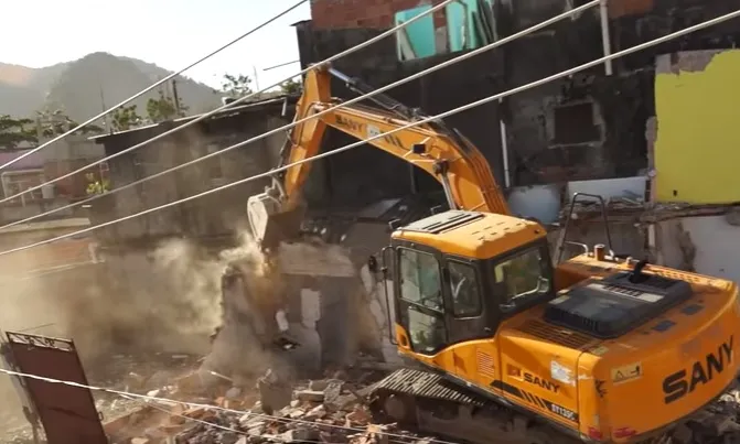 Excavadora destrossant les cases de les comunitats rurals. Font: Youtube