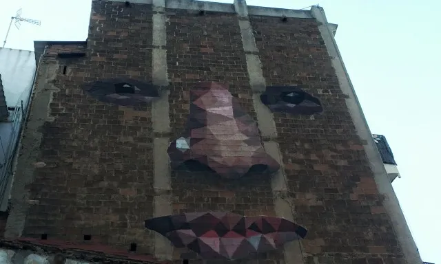 Un edifici amb cara i ulls