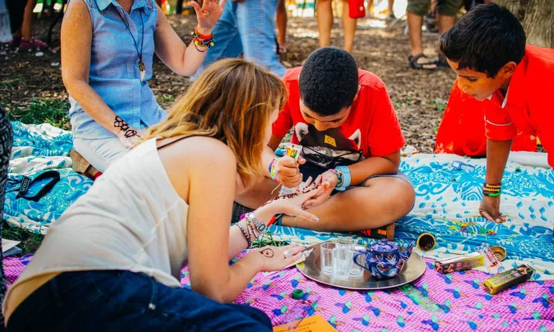 L'esdeveniment pretén oferir una alternativa a l’actual model sociocultural i econòmic mitjançant espais d’intercanvi, d’empoderament, participatius, dinàmics i autogestionats. (Font: laimaginada.cat)