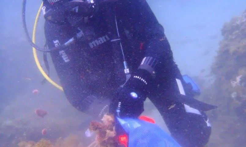 La pràctica del submarinisme és una bona ocasió per fer observacions. A la imatge, extracció de residus del fons del mar. (imatge:  Quim Abadia Mesalles)