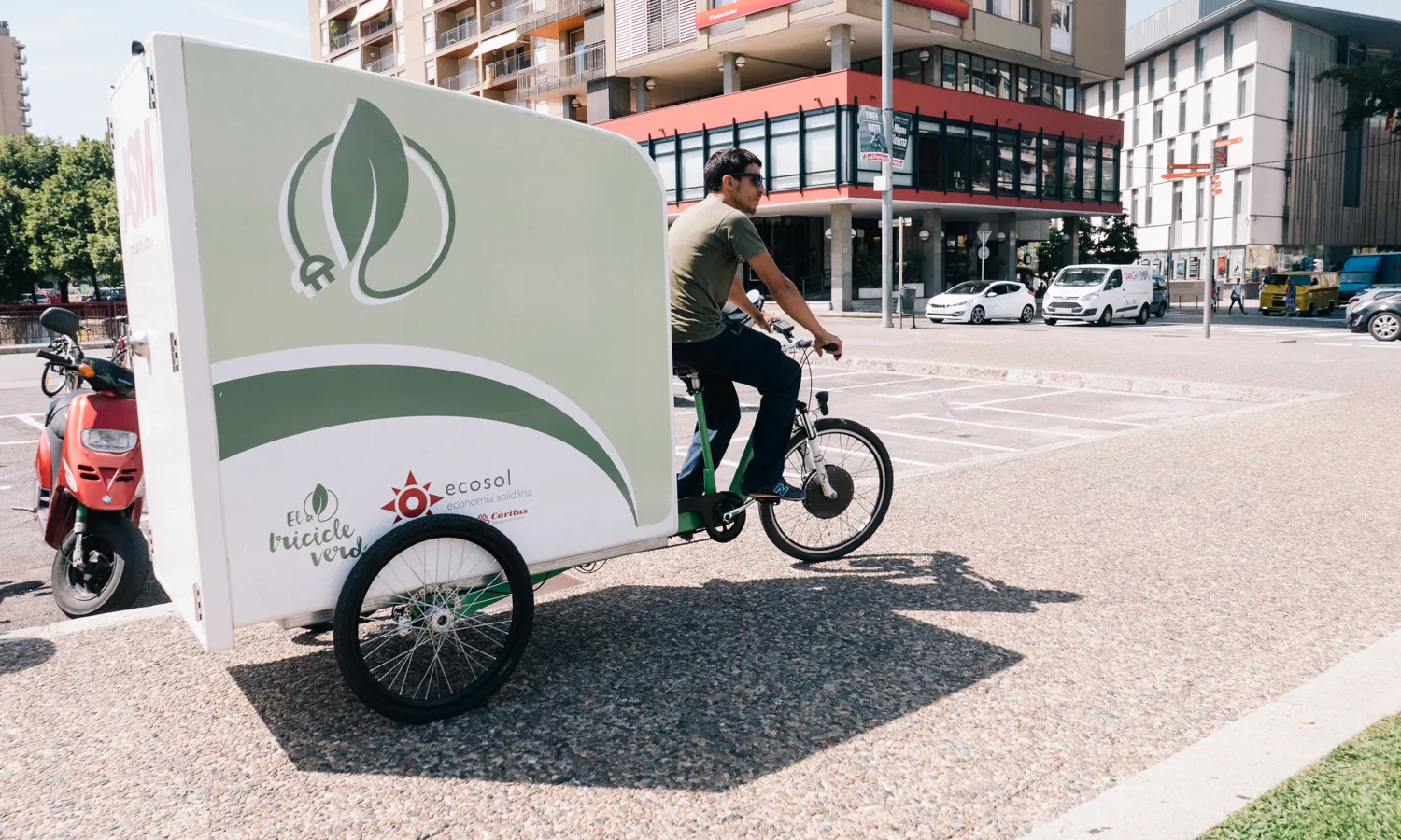 Càritas i Ecosol amplien el servei de missatgeria sostenible amb la col·laboració de Seur