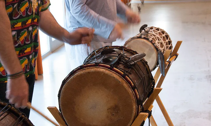 Tocant percusió. Font: Facebook del Punt Òmnia de Manlleu