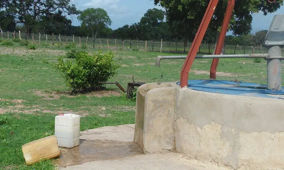 Pou d'aigua al poblat Sare Sambayel del Senegal