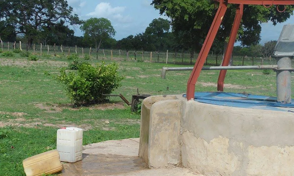 Pou d'aigua al poblat Sare Sambayel del Senegal. Font: Facebook
