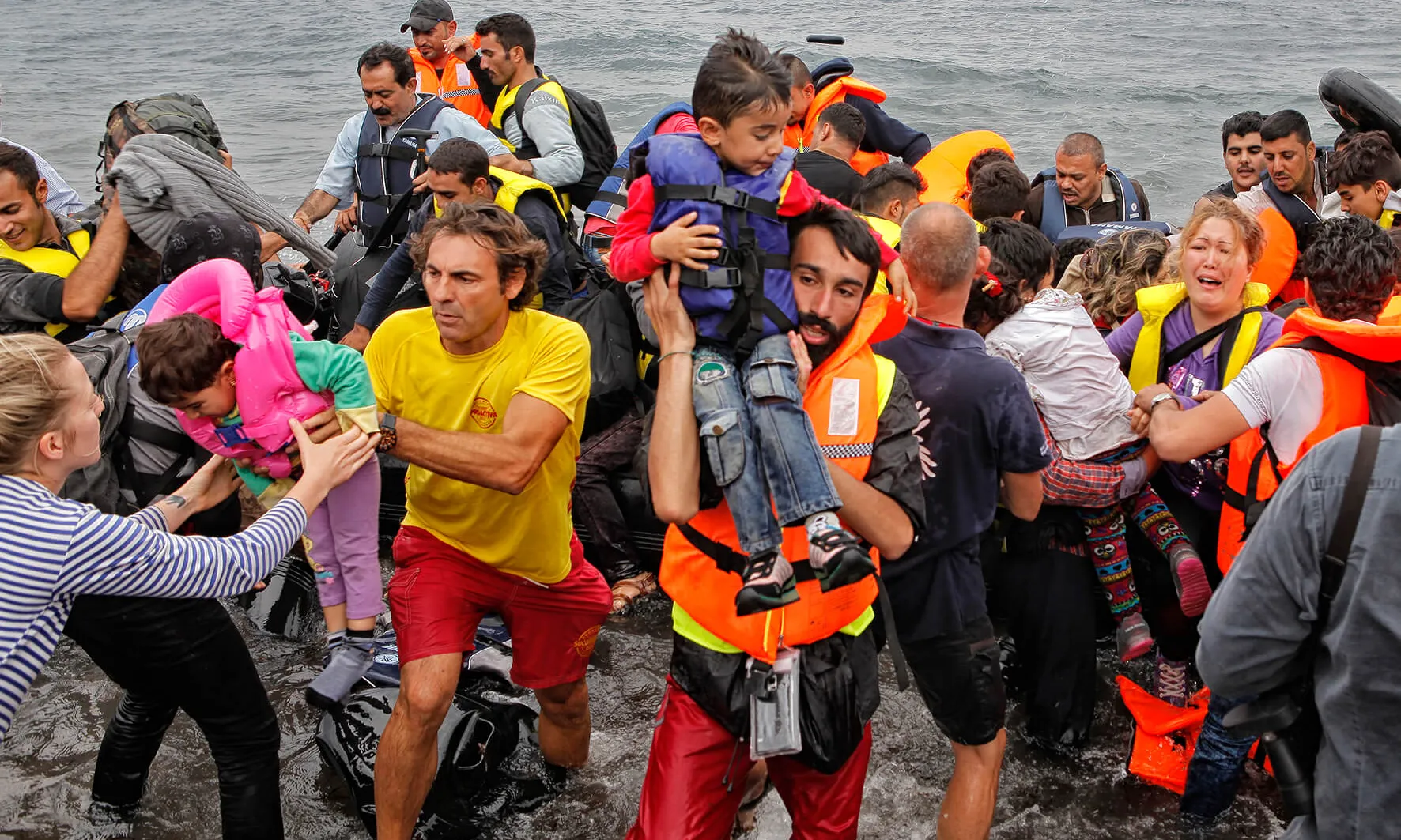 Voluntaris de l'ONG Proactiva Open Arms. Amb la samarreta groga, Òscar Camps, el seu fundador. Font: Proactiva Open Arms