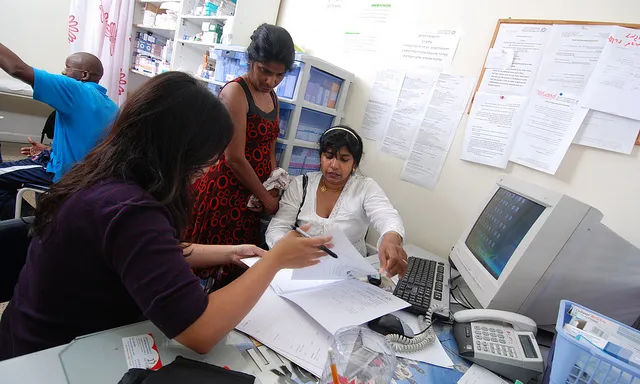 Sol·licitants d'asil reben assessorament a una oficina. Font: Physicians for Human Rights, Flickr