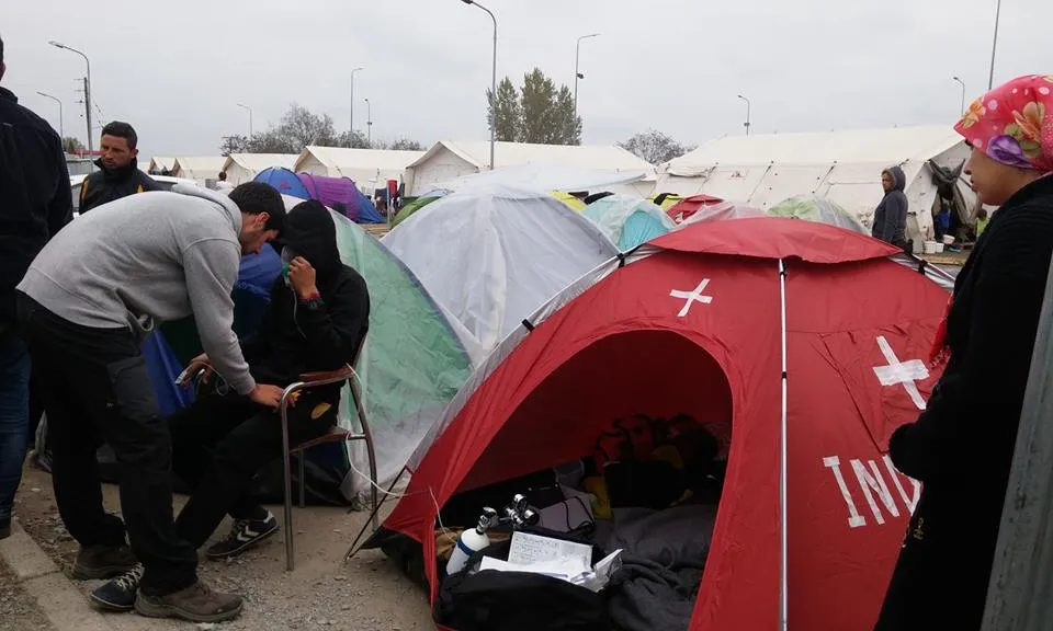 Voluntaris intervenint en un camp de refugiats / Foto: Stop Mare Mortum