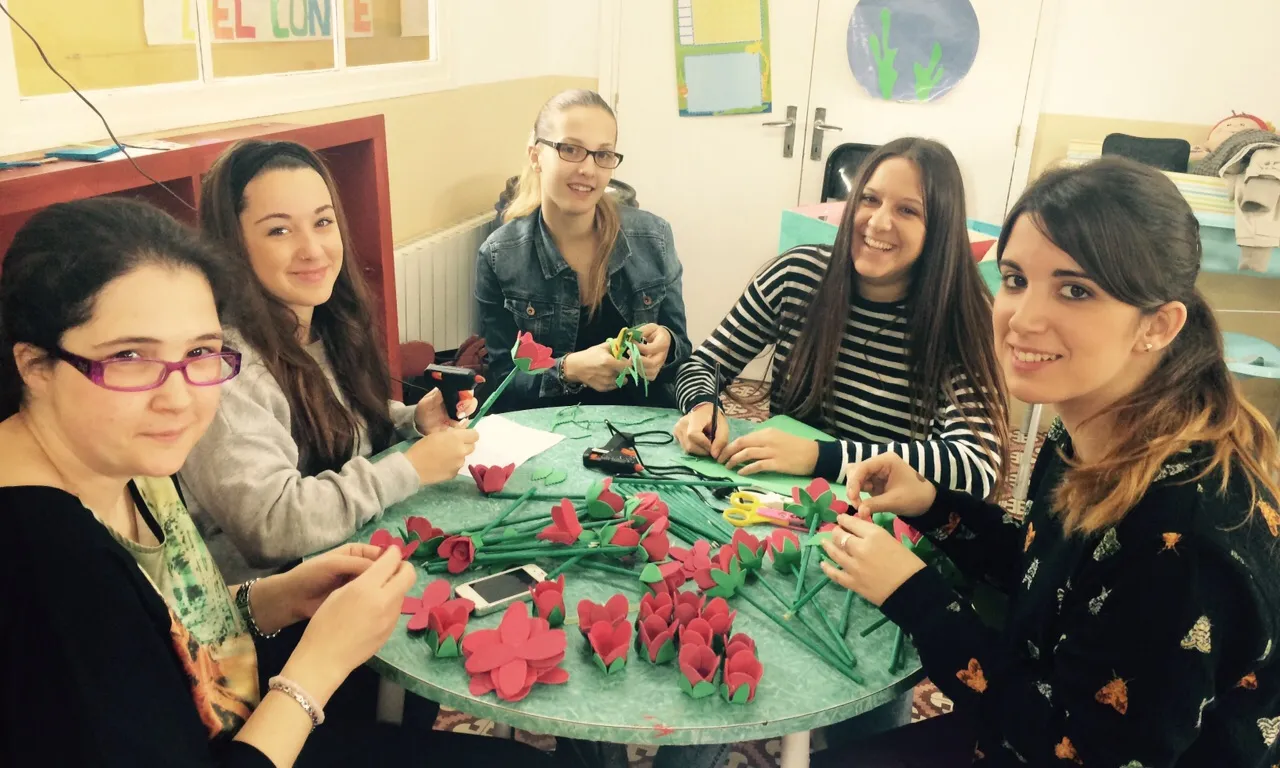 Els alumnes de Joan Maragall preparant material pel Sant Jordi solidari (Foto: El Casal dels Infants)