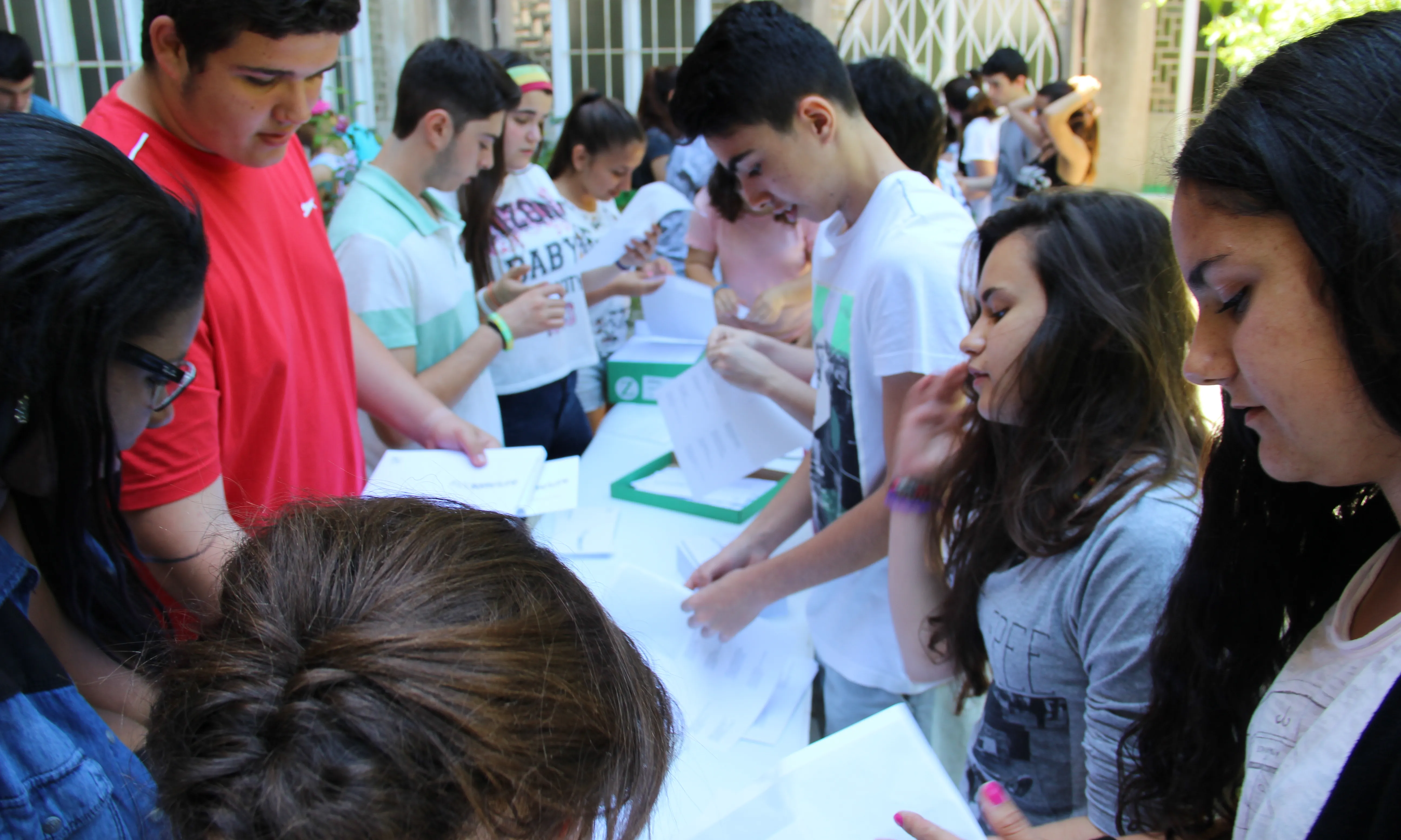 Els alumnes de Joan Maragall participen a l'ensobrada (Foto: Casal dels Infants)