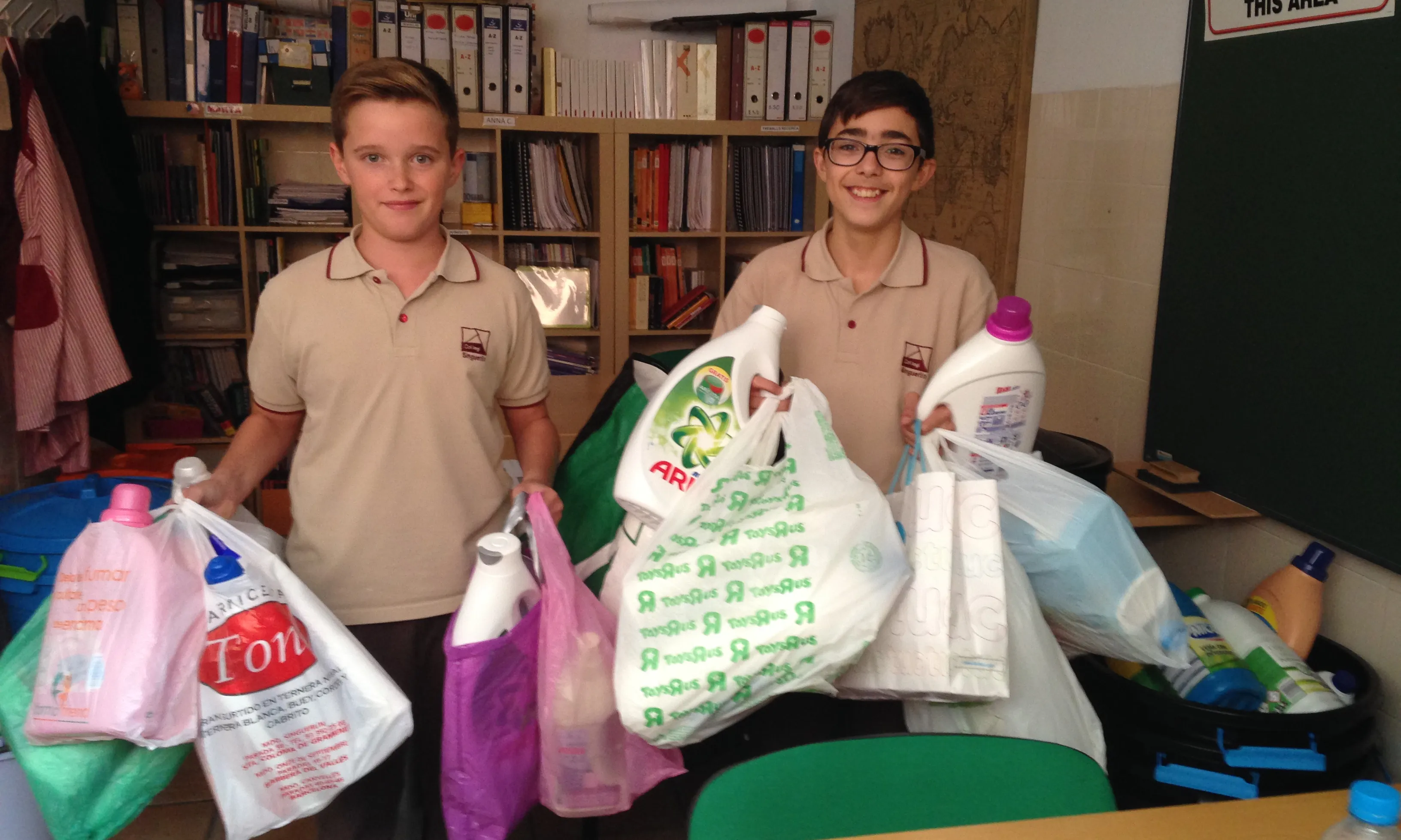 Els alumnes de Singuerlín recullen envasos per la campanya "Llums per ser Vistos" (Foto: Casal dels Infants)