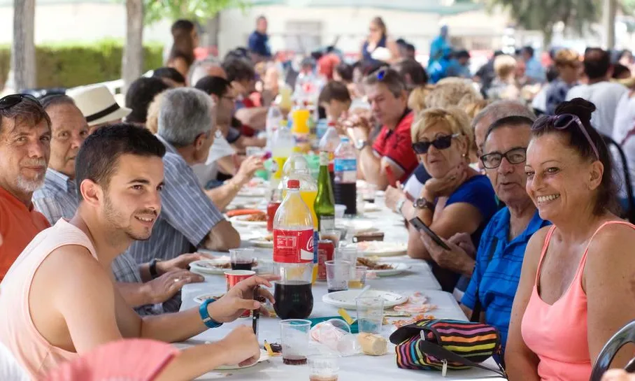 Fideuada de la festa de barri del parc Riu Clar i Mongons