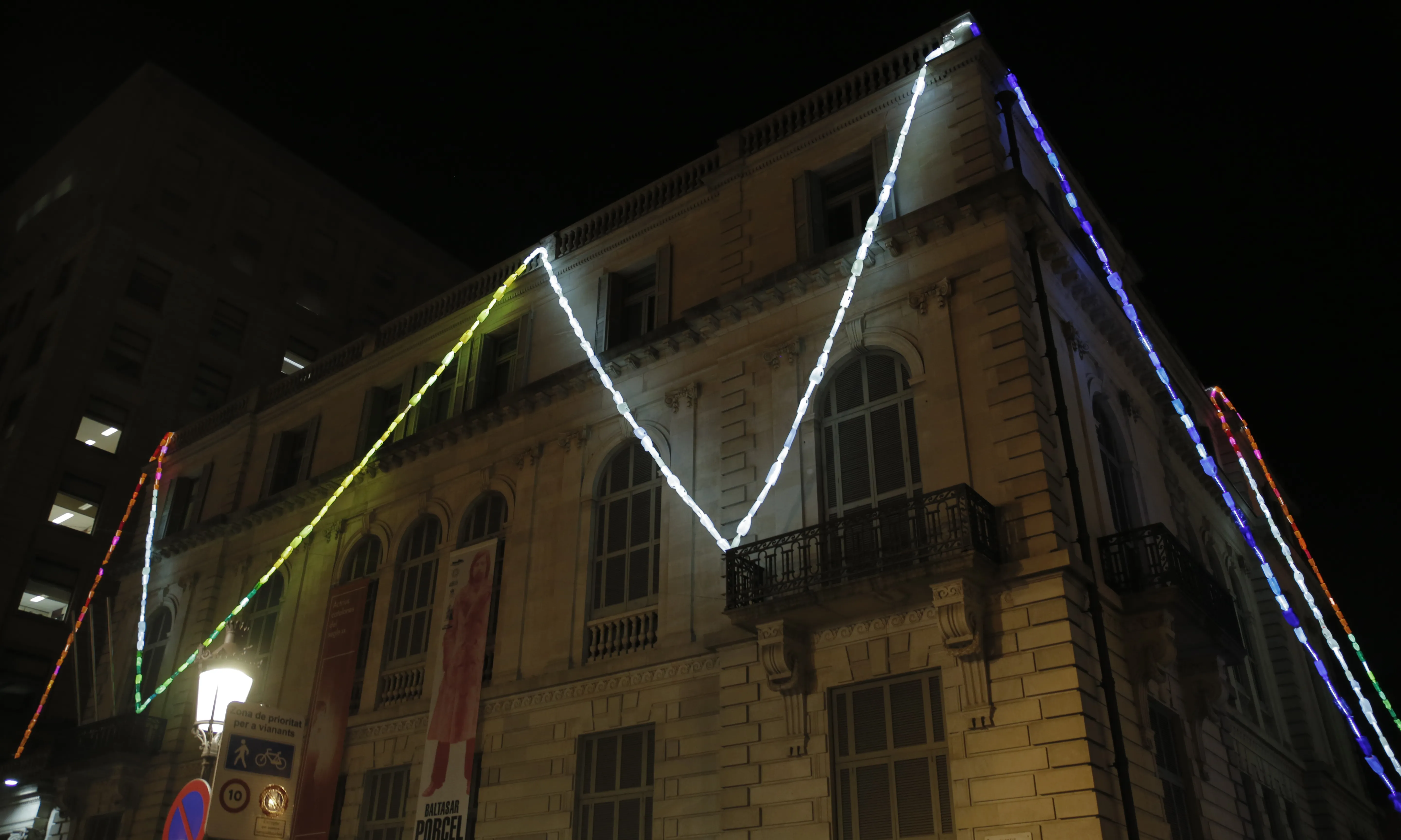 L'edifici del Palau Robert, il·luminat a través d'envasos de plàstic reutilitzats. (Foto: Vicenç Caro/Casal dels Infants.)